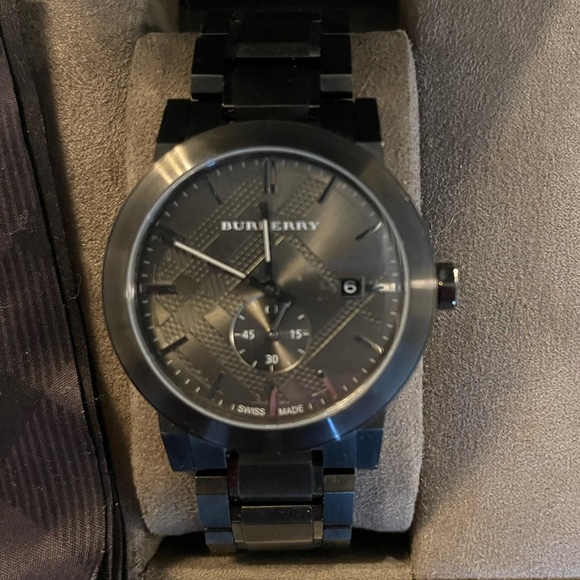 Like new Burberry watch in great condition with original box - Picture 2 of 3